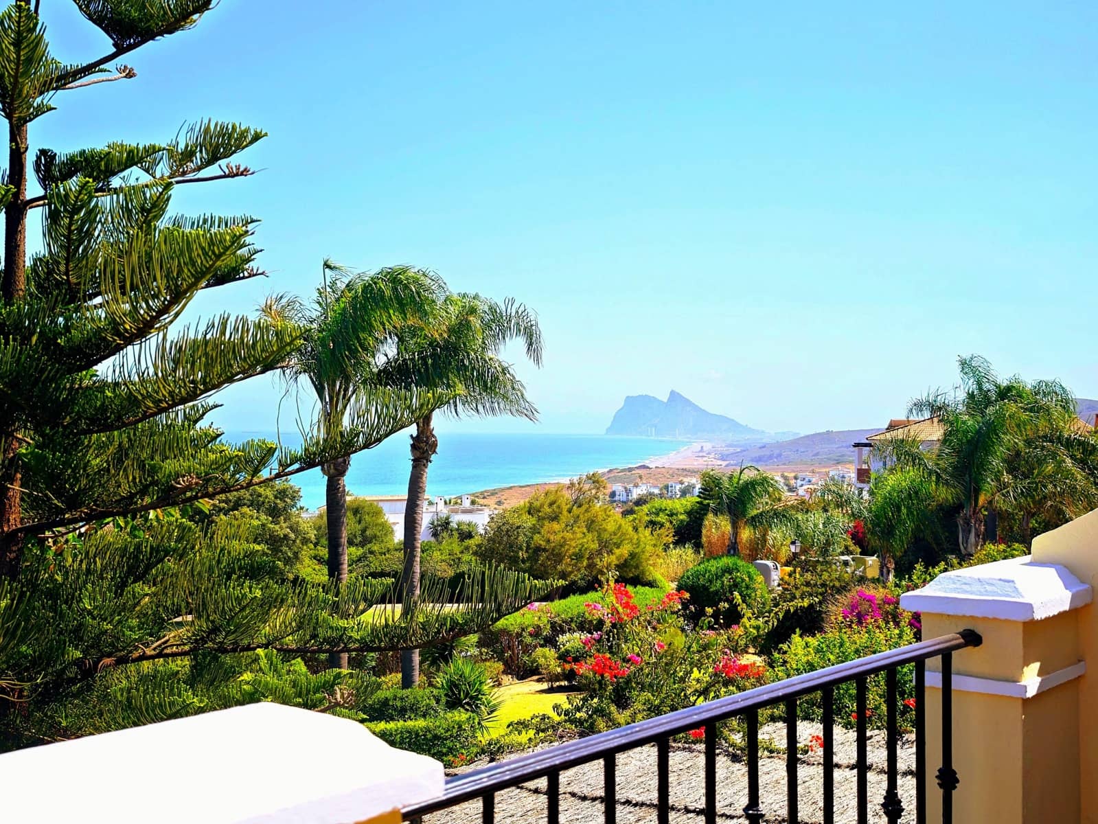 4 bedroom Townhouse for sale in La Linea de la Concepcion with pool garage - € 575,000 (Ref: 9943666)