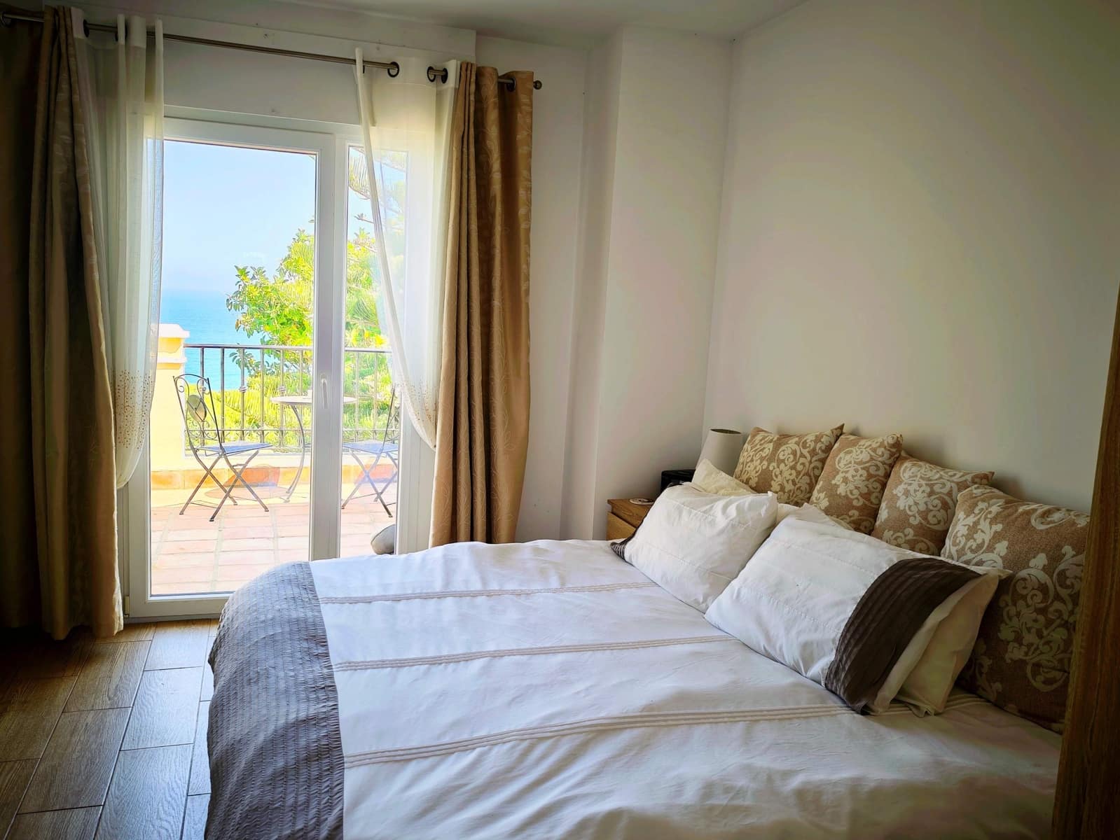4 bedroom Townhouse for sale in La Linea de la Concepcion with pool garage - € 575,000 (Ref: 9943666)
