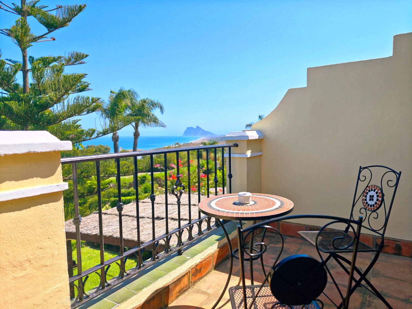 4 bedroom Townhouse for sale in La Linea de la Concepcion with pool garage - € 575,000 (Ref: 9943666)