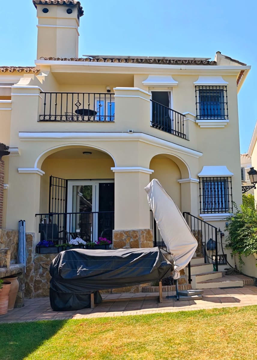4 bedroom Townhouse for sale in La Linea de la Concepcion with pool garage - € 575,000 (Ref: 9943666)