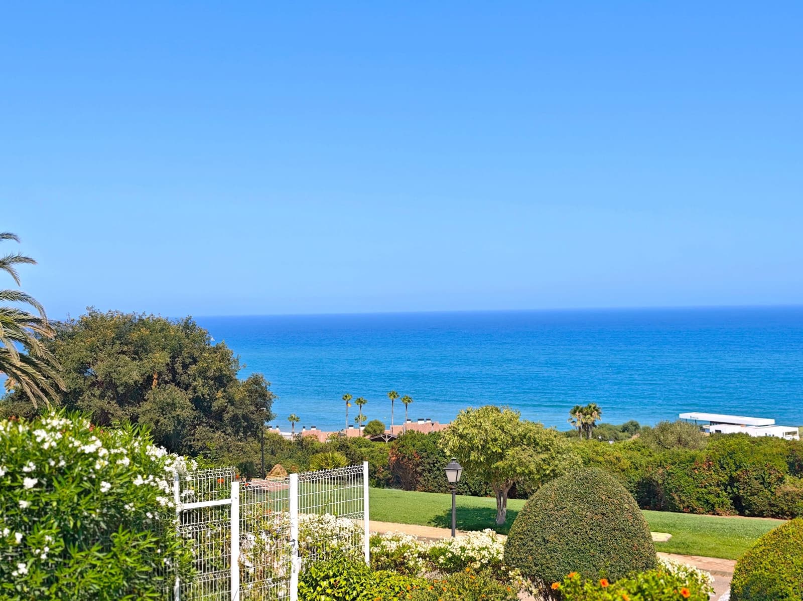 4 bedroom Townhouse for sale in La Linea de la Concepcion with pool garage - € 575,000 (Ref: 9943666)