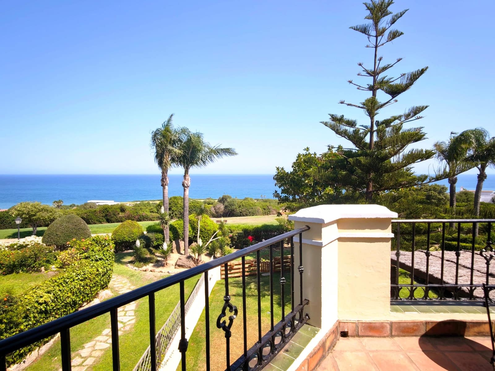 4 bedroom Townhouse for sale in La Linea de la Concepcion with pool garage - € 575,000 (Ref: 9943666)