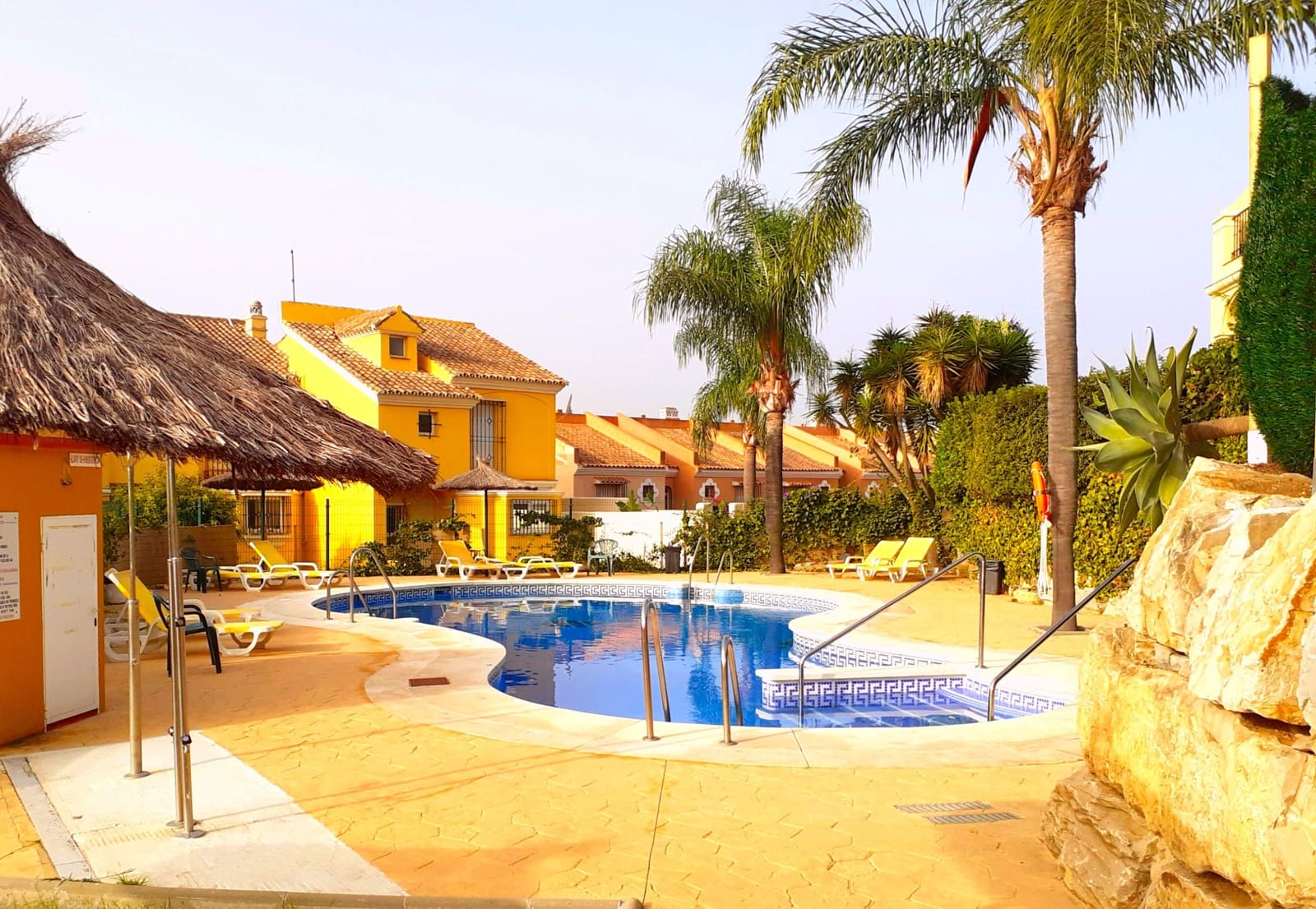 4 bedroom Townhouse for sale in La Linea de la Concepcion with pool garage - € 575,000 (Ref: 9943666)