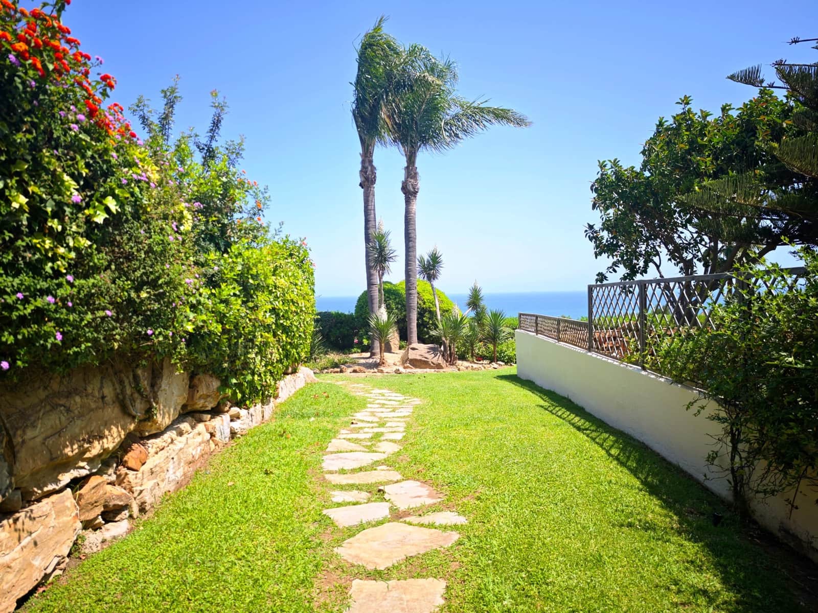 4 bedroom Townhouse for sale in La Linea de la Concepcion with pool garage - € 575,000 (Ref: 9943666)