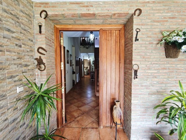 7 sovrum Villa till salu i Algeciras med pool garage - 700 000 € (Ref: 9945741)
