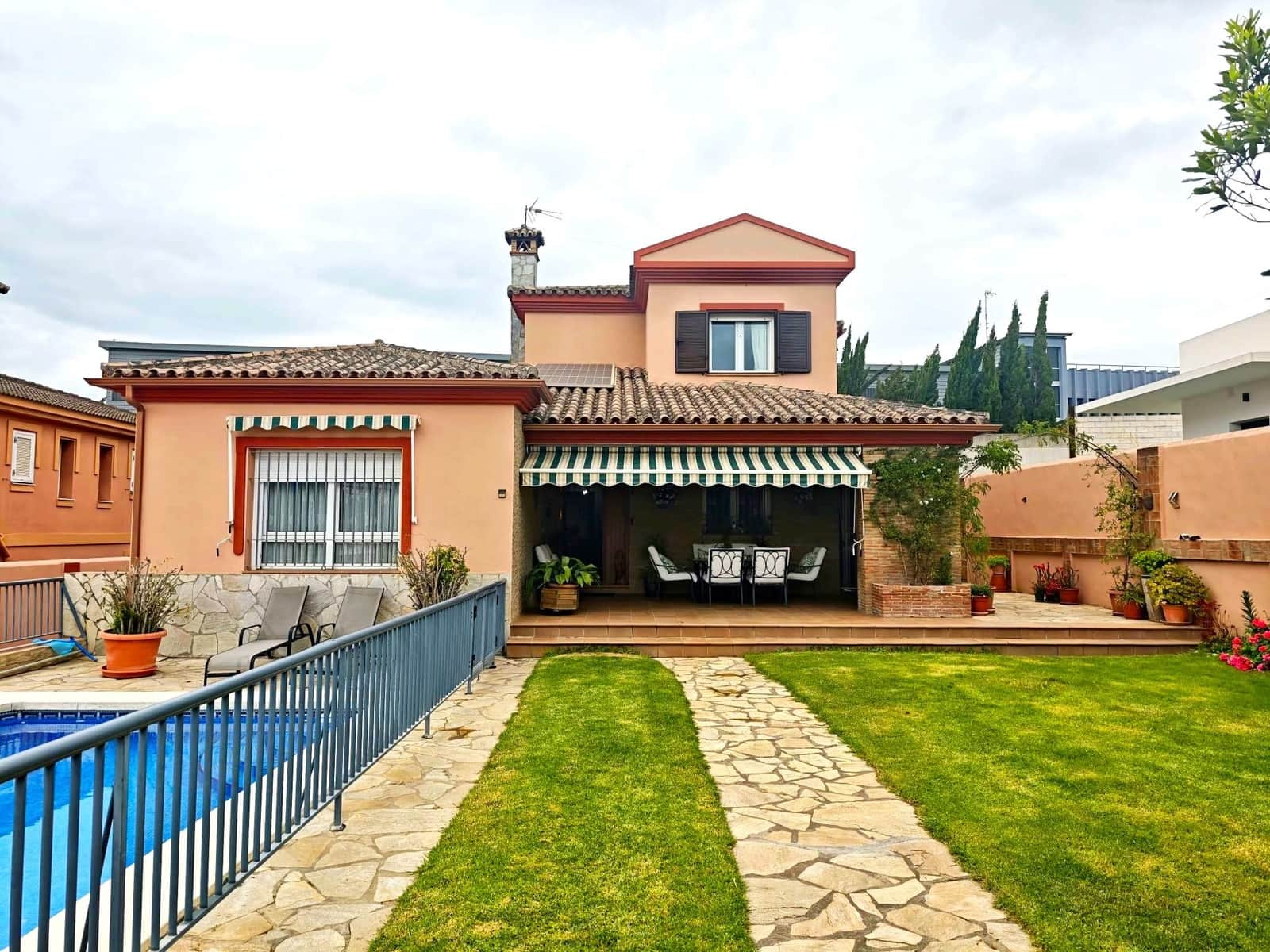 7 sovrum Villa till salu i Algeciras med pool garage - 700 000 € (Ref: 9945741)
