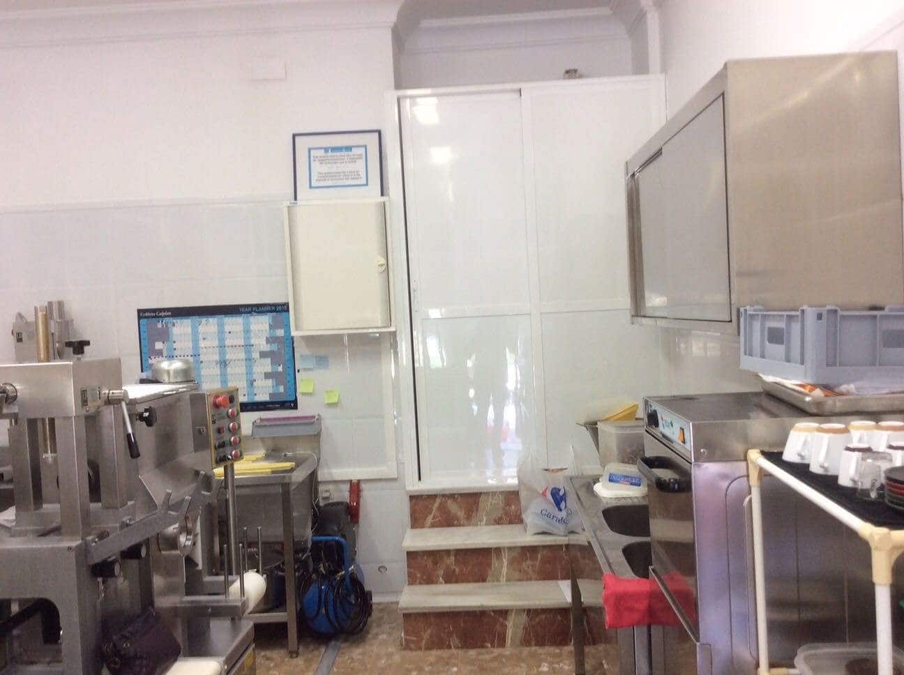 Commercieel te koop in La Linea de la Concepcion - € 100.000 (Ref: 9947947)