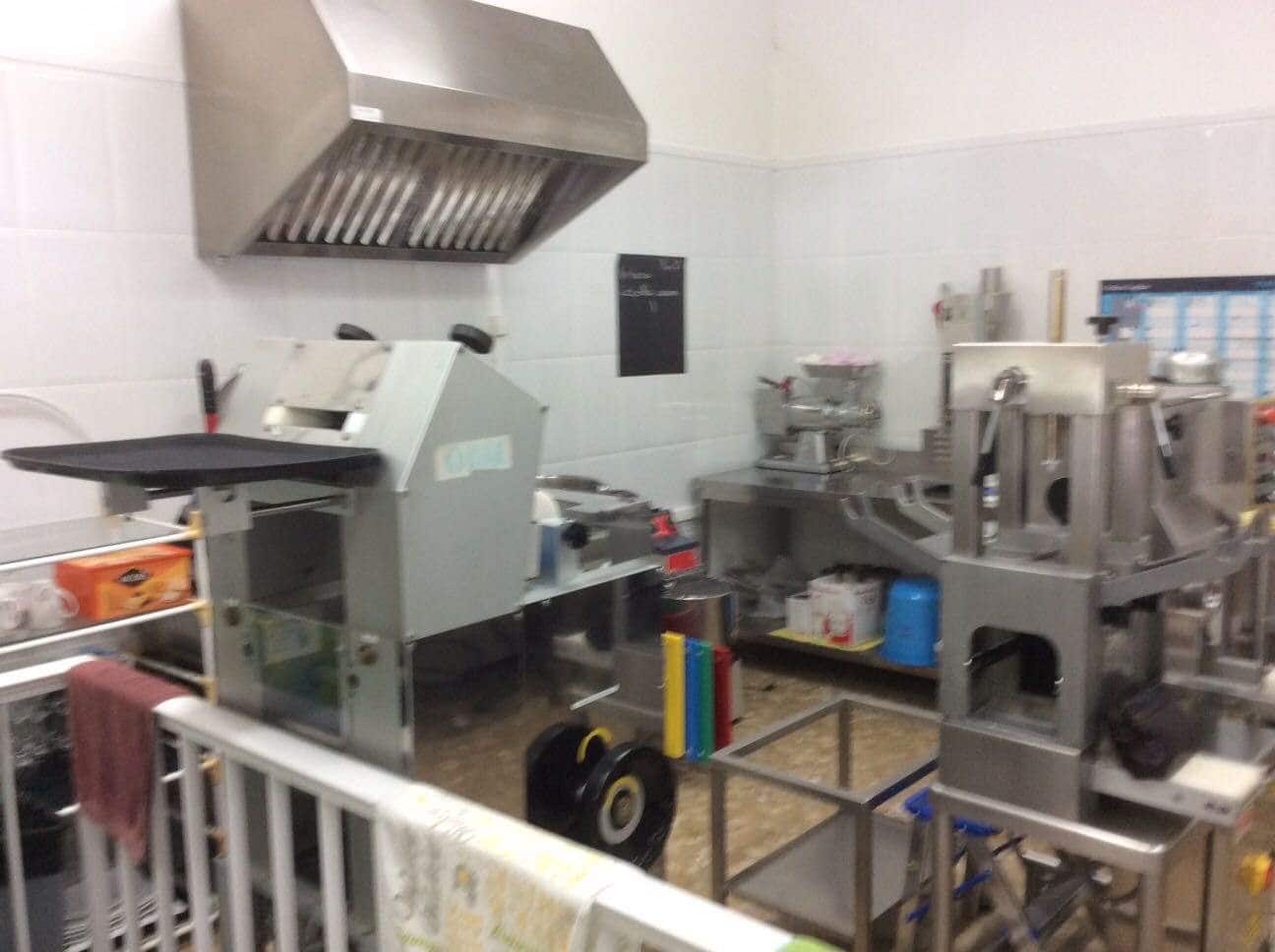 Commercieel te koop in La Linea de la Concepcion - € 100.000 (Ref: 9947947)