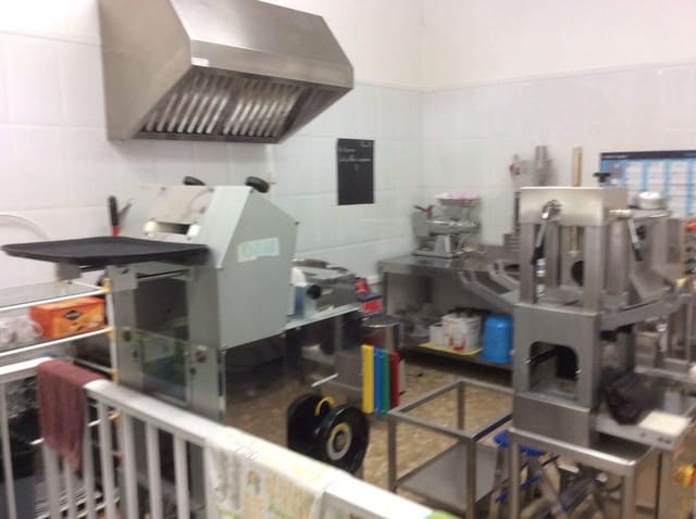 Commercieel te koop in La Línea de la Concepción - € 100.000 (Ref: 9947947)