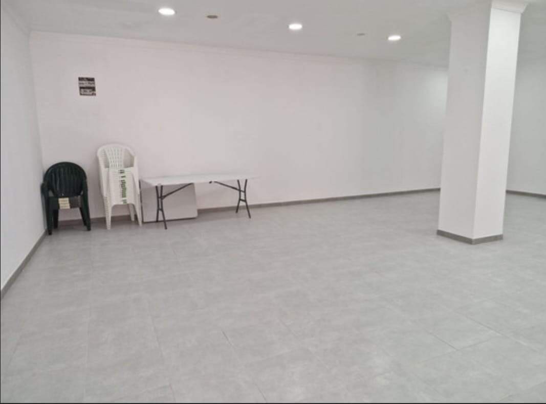 Commercial for sale in La Linea de la Concepcion - € 99,900 (Ref: 9952662)