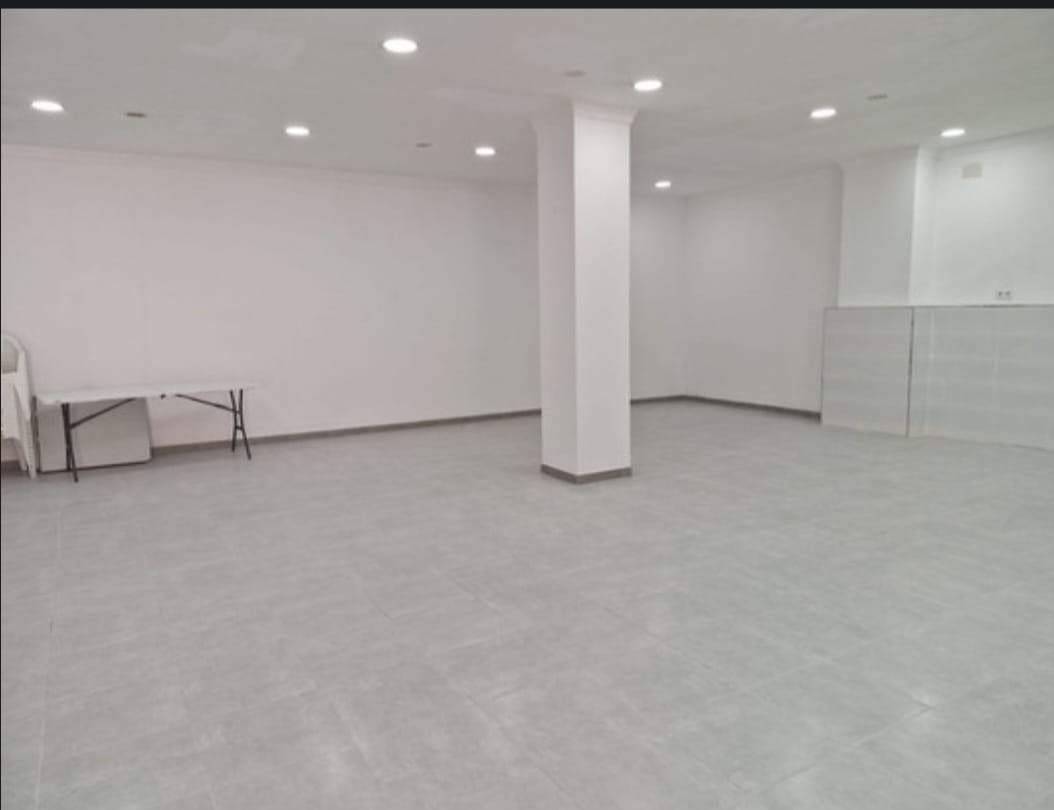 Commercial for sale in La Linea de la Concepcion - € 99,900 (Ref: 9952662)
