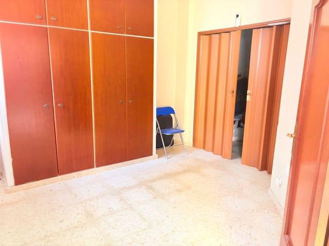 Kommersiell til salgs i La Línea de la Concepción - € 120 000 (Ref: 9965318)
