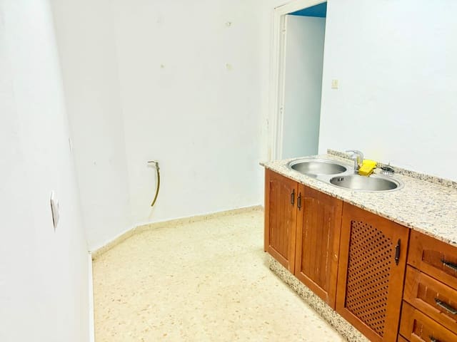 Kommersiell til salgs i La Línea de la Concepción - € 120 000 (Ref: 9965318)