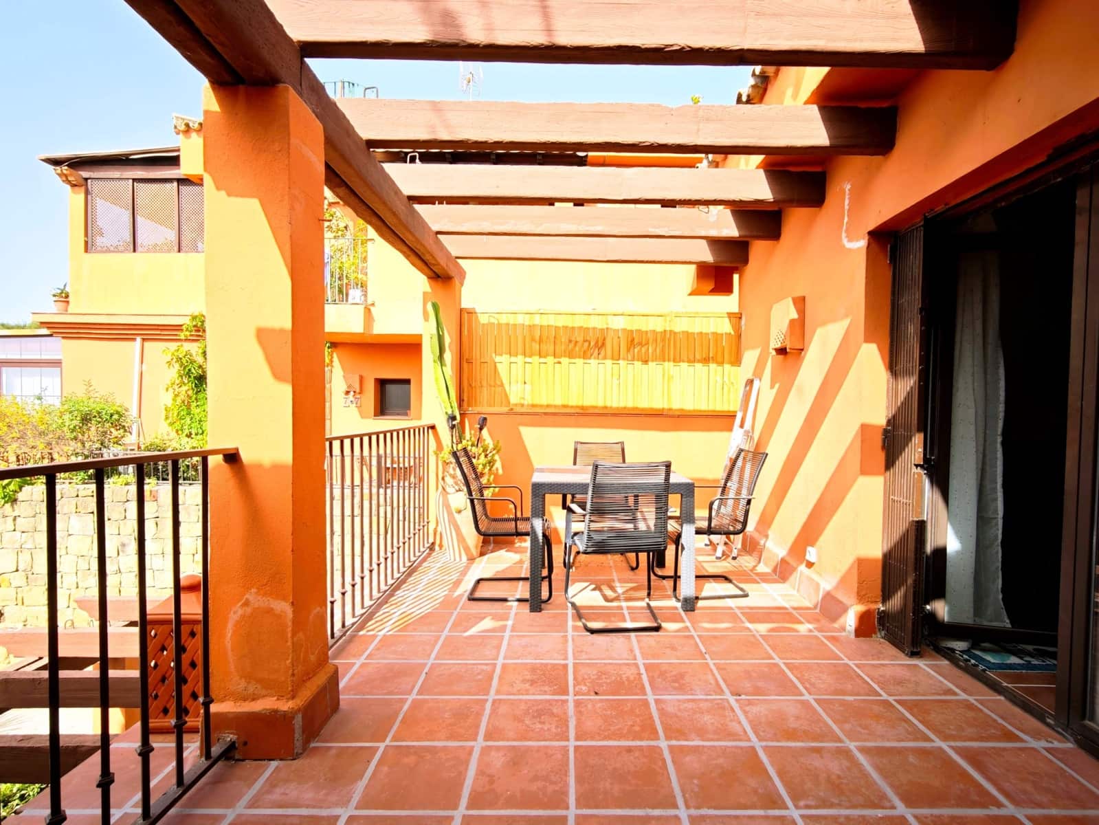 2 bedroom Apartment for rent in La Linea de la Concepcion - € 1,000 (Ref: 9970627)
