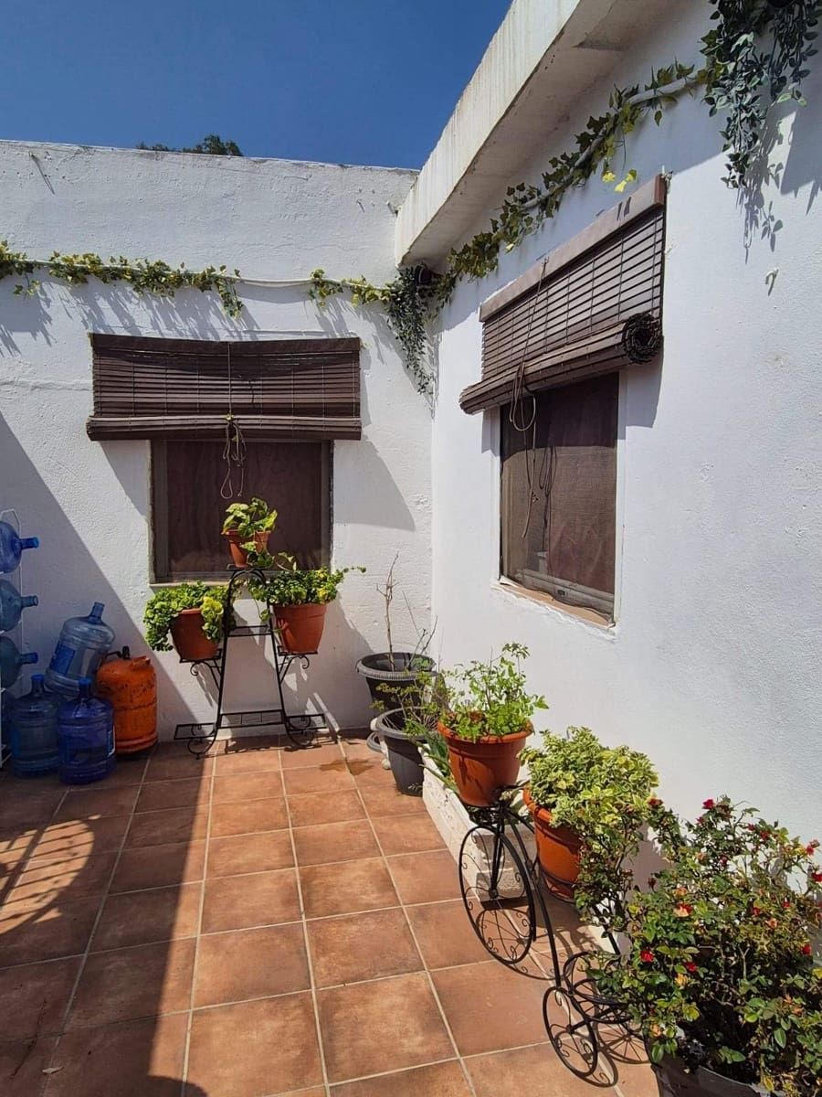 4 bedroom Finca/Country House for sale in La Linea de la Concepcion - € 220,000 (Ref: 9978920)