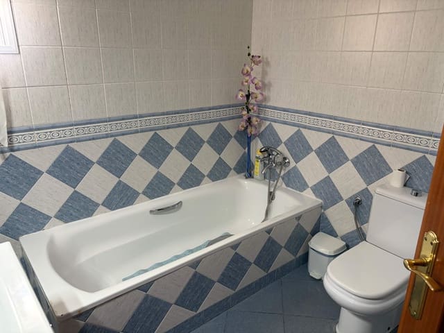 Casa de 3 habitaciones en La Línea de la Concepción en venta - 475.000 € (Ref: 9978921)