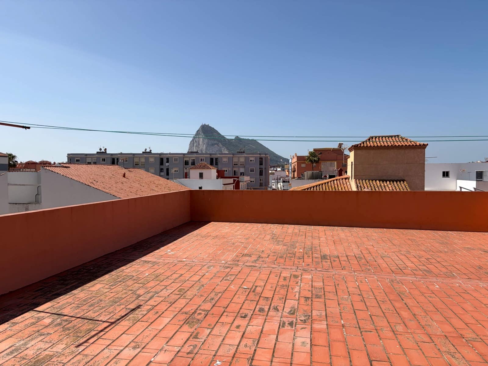 Casa de 3 habitaciones en La Línea de la Concepción en venta - 475.000 € (Ref: 9978921)