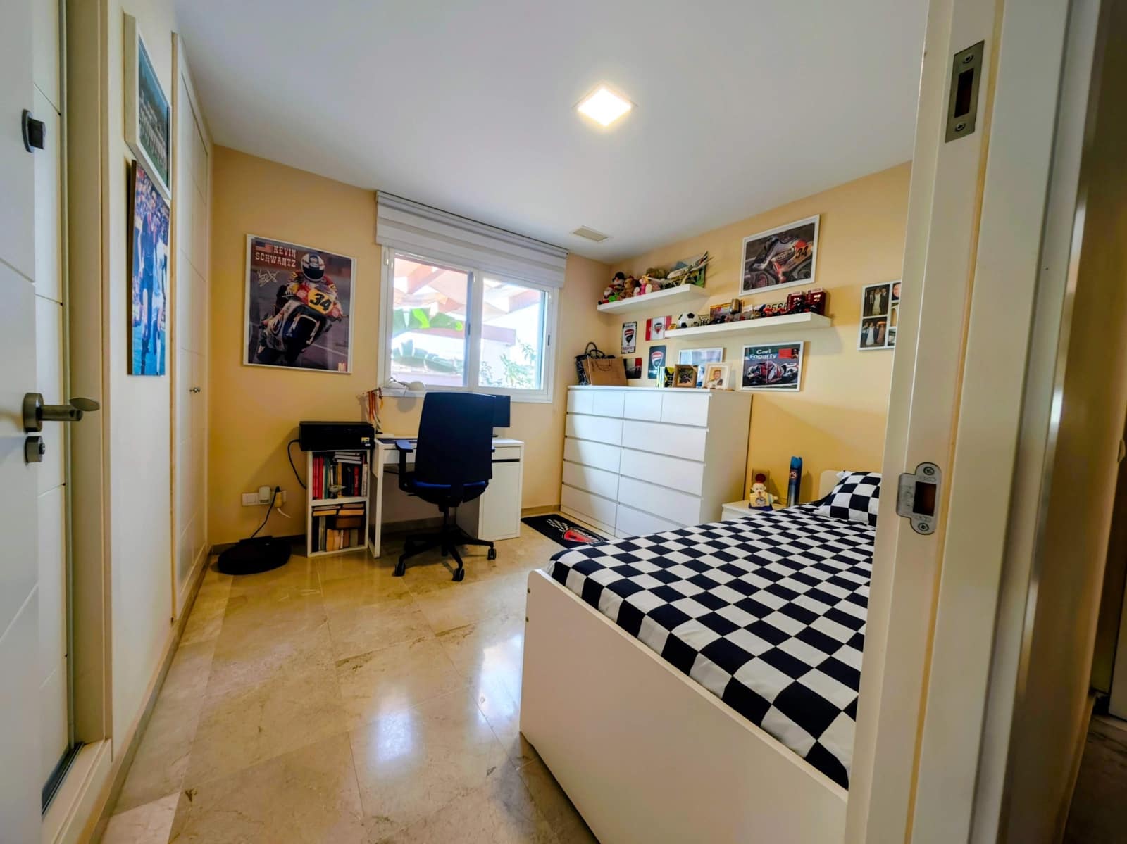 2 slaapkamer Penthouse te koop in La Alcaidesa met zwembad garage - € 350.000 (Ref: 9983966)