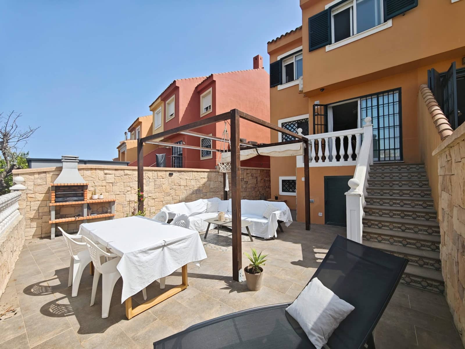 3 bedroom Terraced Villa for sale in Algeciras with garage - € 400,000 (Ref: 9998845)