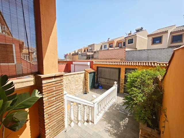 3 bedroom Terraced Villa for sale in Algeciras with garage - € 400,000 (Ref: 9998845)