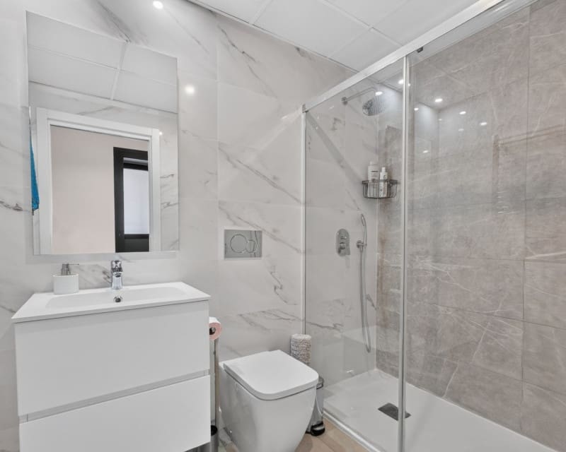 3 bedroom Beach Apartment for sale in Benidorm with pool garage - € 859,000 (Ref: 10052028)