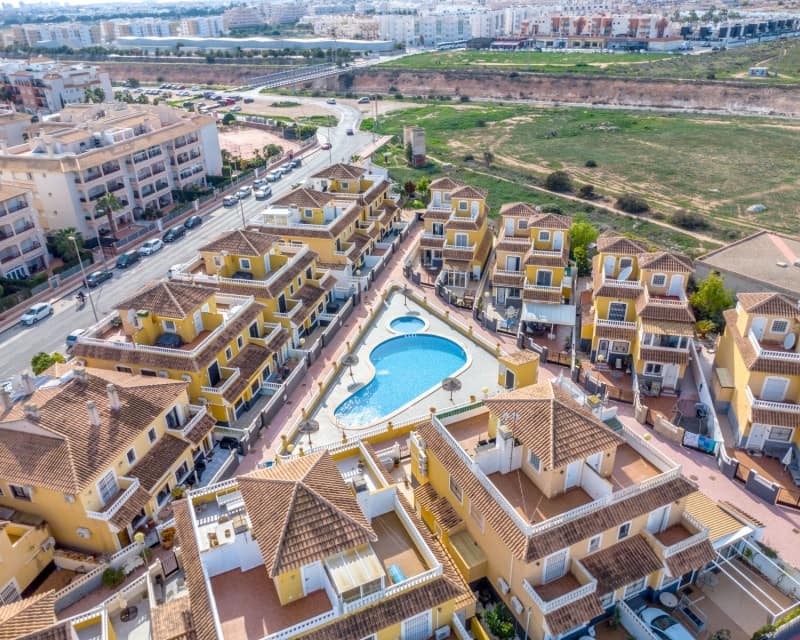 3 slaapkamer Appartement te koop in Playa Flamenca met zwembad - € 269.000 (Ref: 9865971)