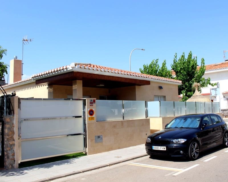 4 bedroom Villa for sale in Torre de la Horadada - € 590,000 (Ref: 9958790)