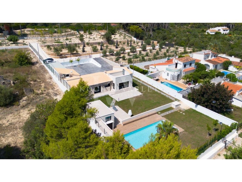 3 soveværelse Villa til salg i Denia med swimmingpool - € 1.600.000 (Ref: 7737050)