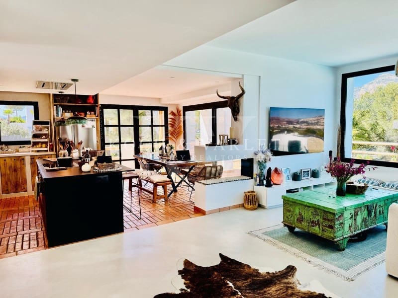 4 bedroom Villa for sale in Javea / Xabia with pool - € 1,950,000 (Ref: 9804229)