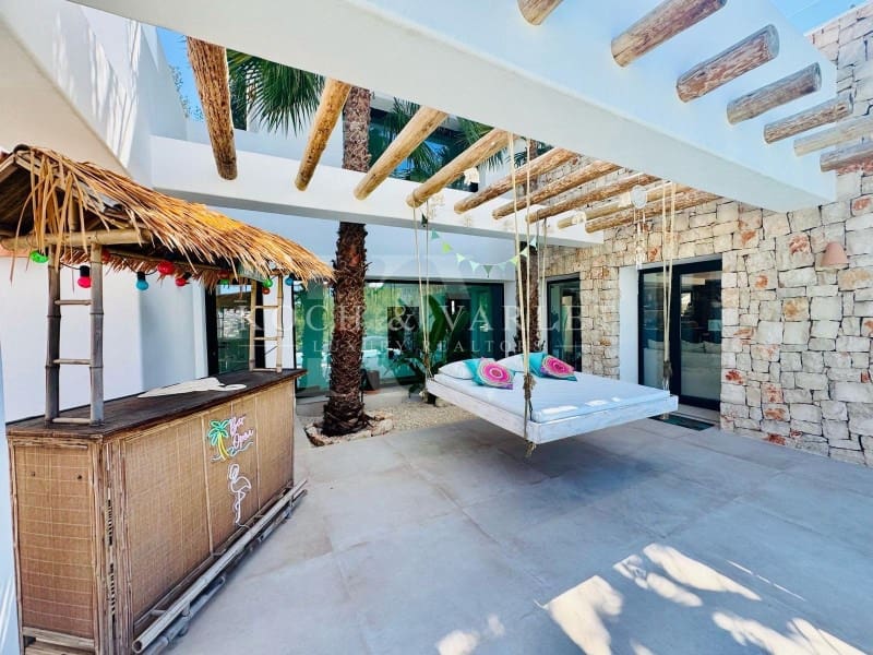 4 bedroom Villa for sale in Javea / Xabia with pool - € 1,950,000 (Ref: 9804229)