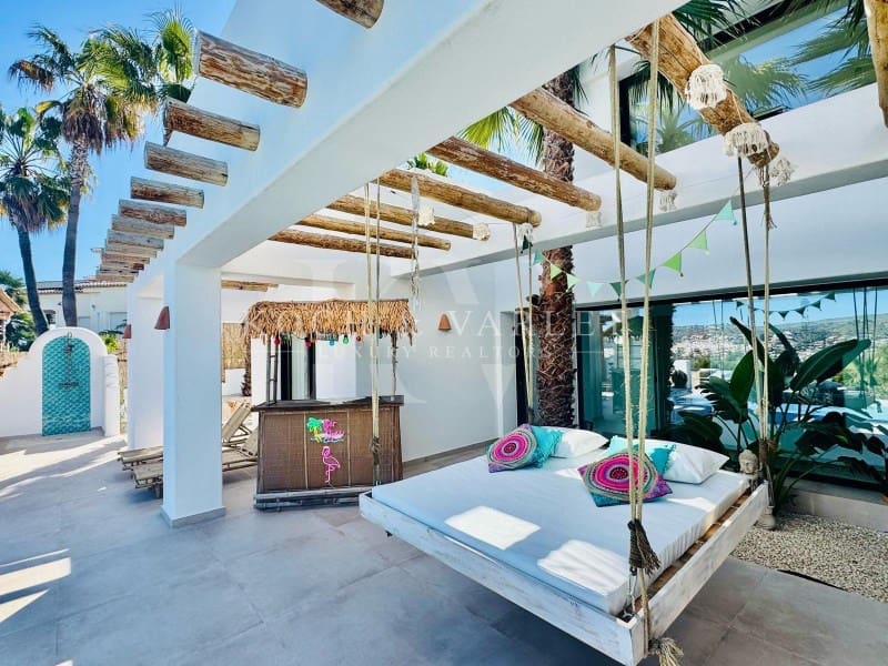 4 bedroom Villa for sale in Javea / Xabia with pool - € 1,950,000 (Ref: 9804229)