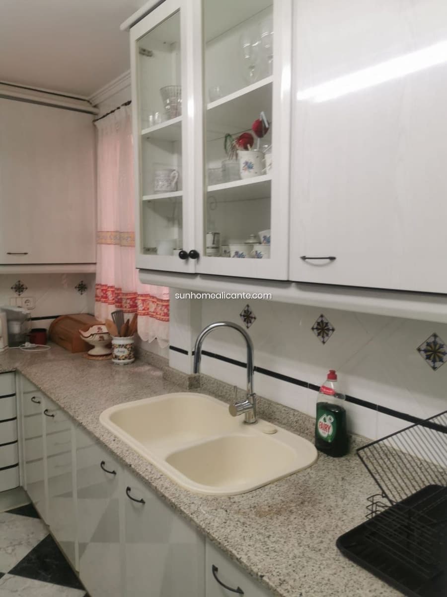 4 bedroom Apartment for rent in Alicante / Alacant city - € 350 (Ref: 8710687)