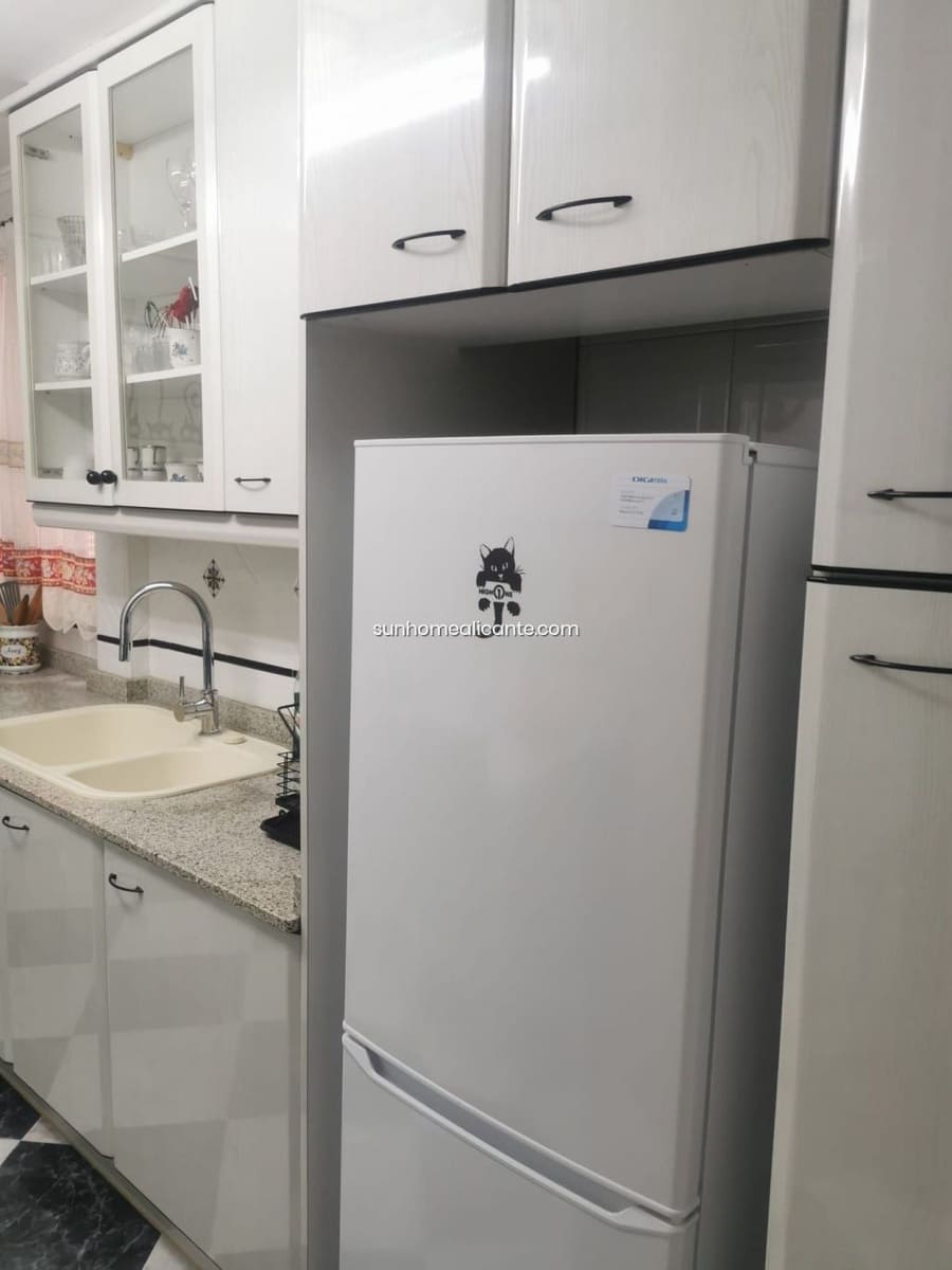 4 bedroom Apartment for rent in Alicante / Alacant city - € 350 (Ref: 8710687)