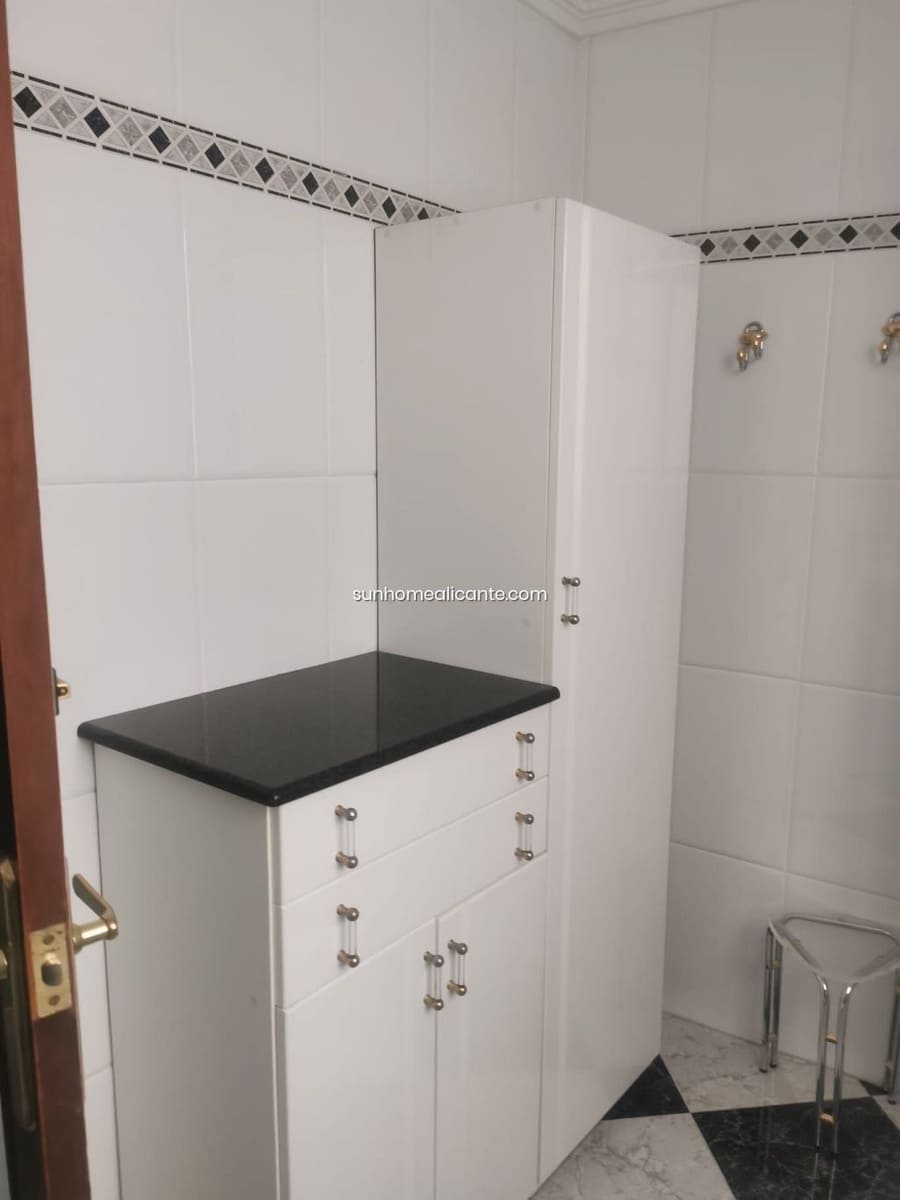 4 bedroom Apartment for rent in Alicante / Alacant city - € 350 (Ref: 8710687)