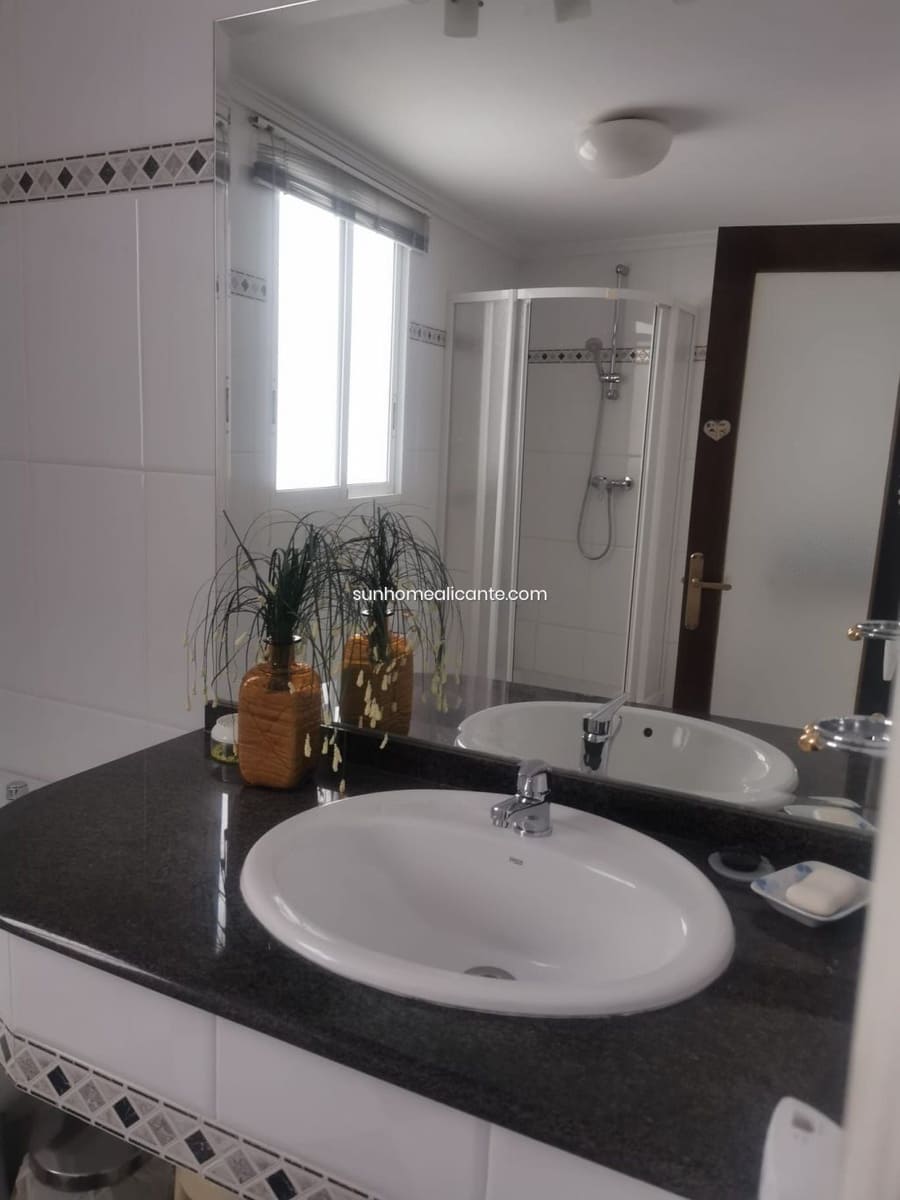 4 bedroom Apartment for rent in Alicante / Alacant city - € 350 (Ref: 8710687)
