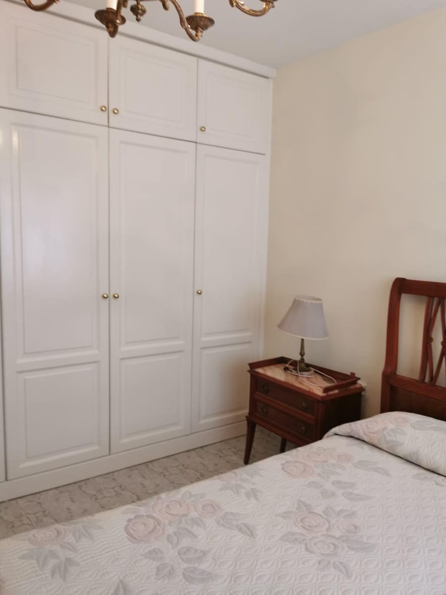 4 bedroom Apartment for rent in Alicante / Alacant city - € 350 (Ref: 8710687)