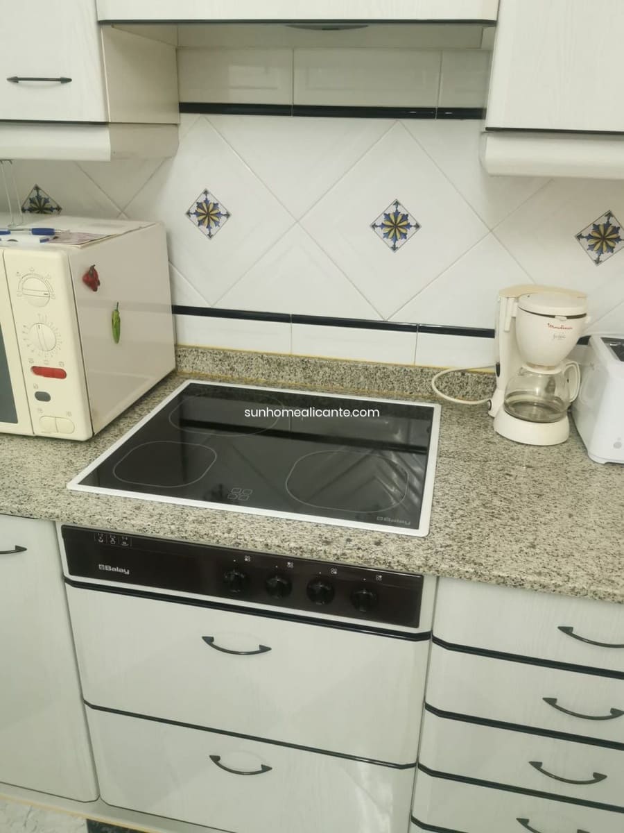 4 bedroom Apartment for rent in Alicante / Alacant city - € 350 (Ref: 8710687)