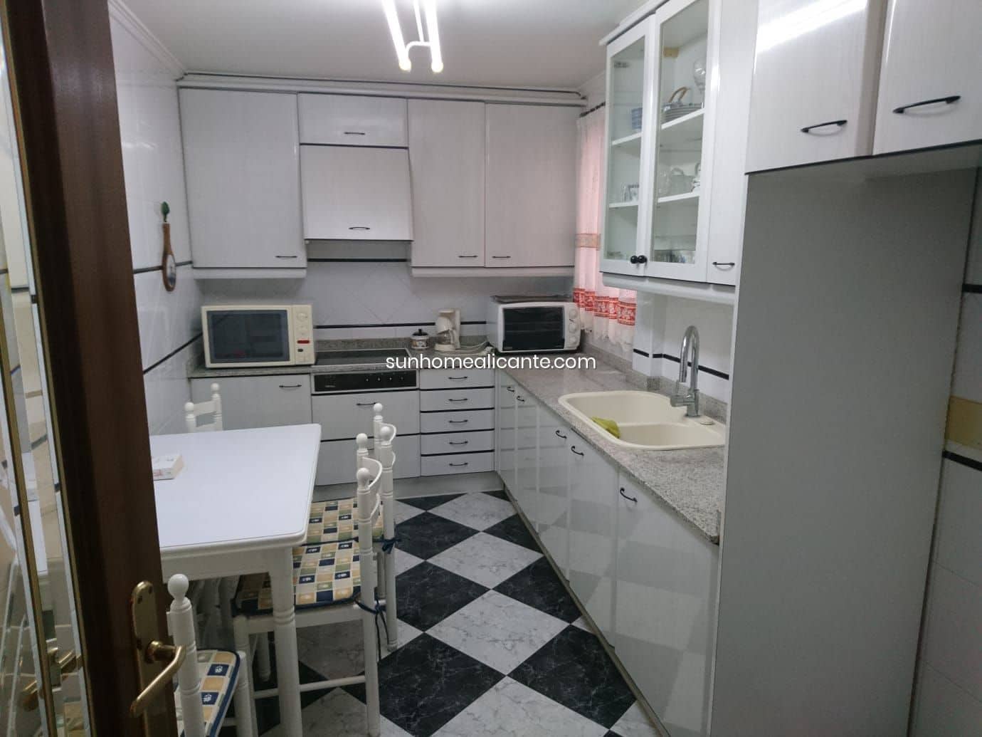 4 bedroom Apartment for rent in Alicante / Alacant city - € 350 (Ref: 8710687)