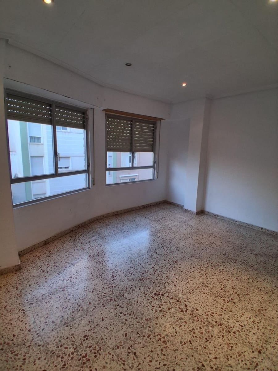 5 bedroom Flat for sale in Elche / Elx - € 165,000 (Ref: 9497218)