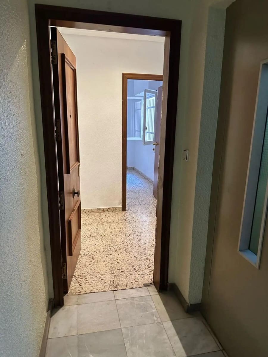 5 bedroom Flat for sale in Elche / Elx - € 165,000 (Ref: 9497218)