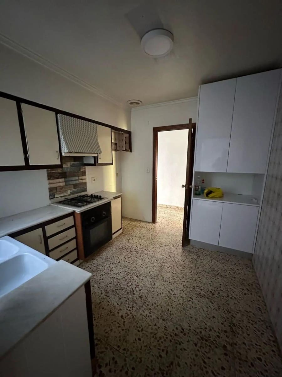 5 bedroom Flat for sale in Elche / Elx - € 165,000 (Ref: 9497218)