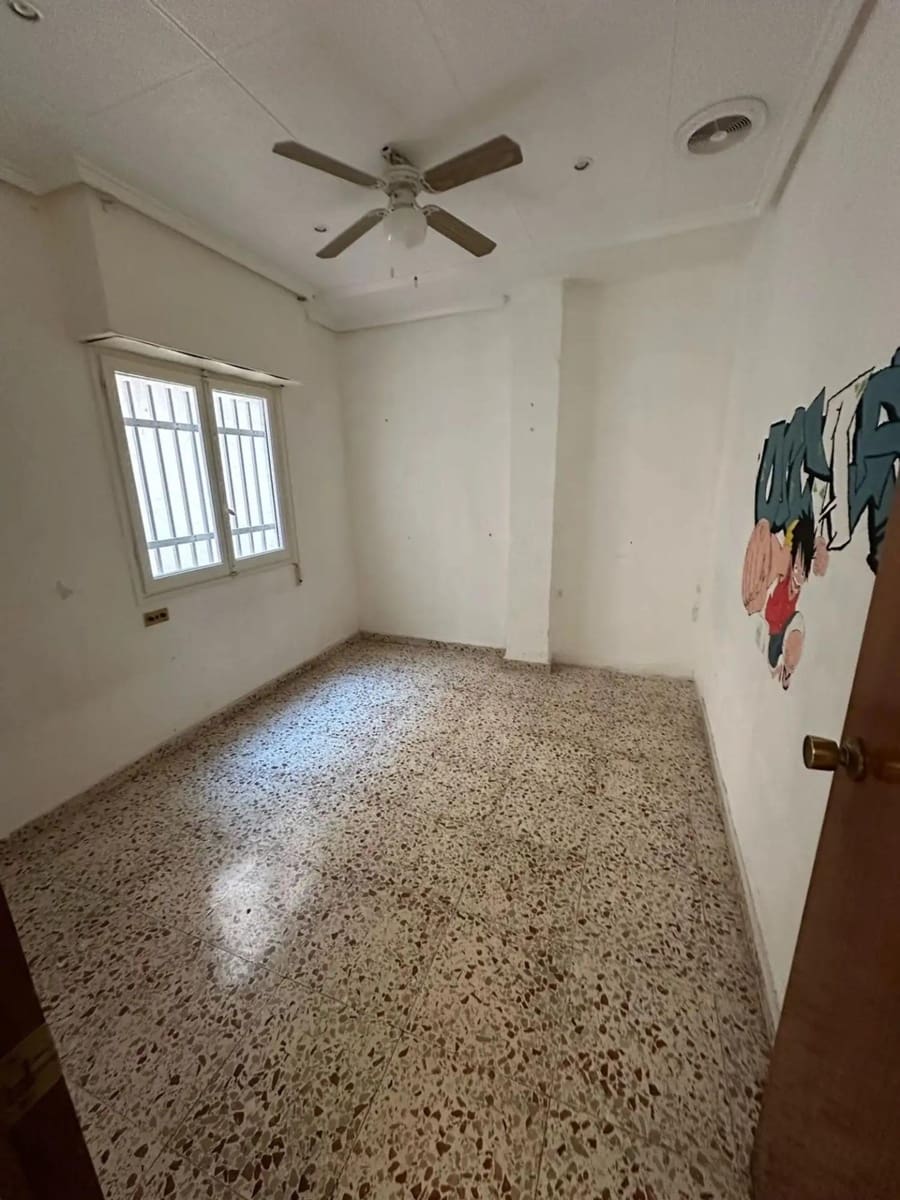 5 bedroom Flat for sale in Elche / Elx - € 165,000 (Ref: 9497218)