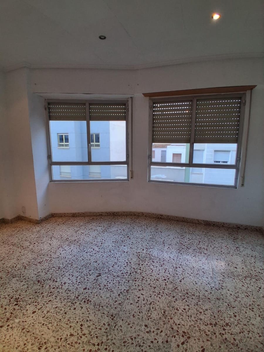 5 bedroom Flat for sale in Elche / Elx - € 165,000 (Ref: 9497218)