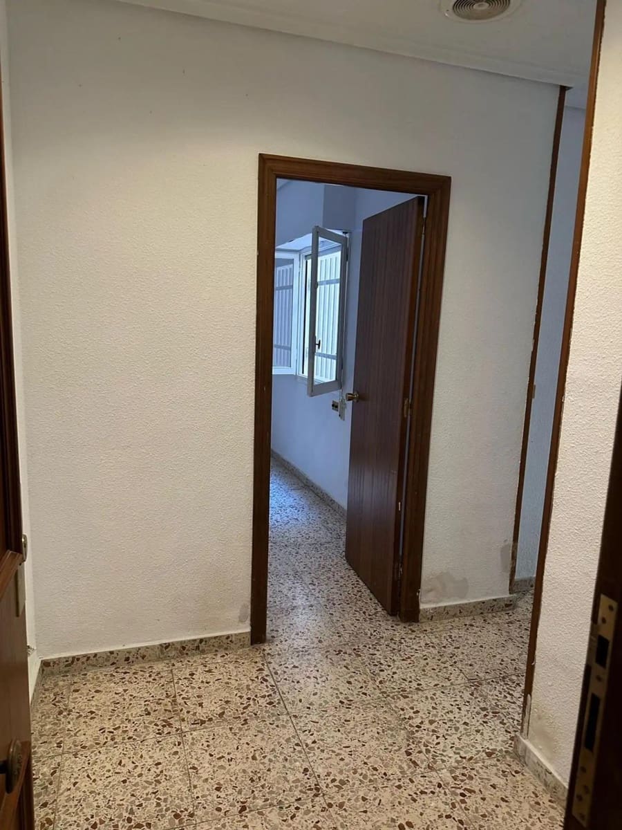 5 bedroom Flat for sale in Elche / Elx - € 165,000 (Ref: 9497218)