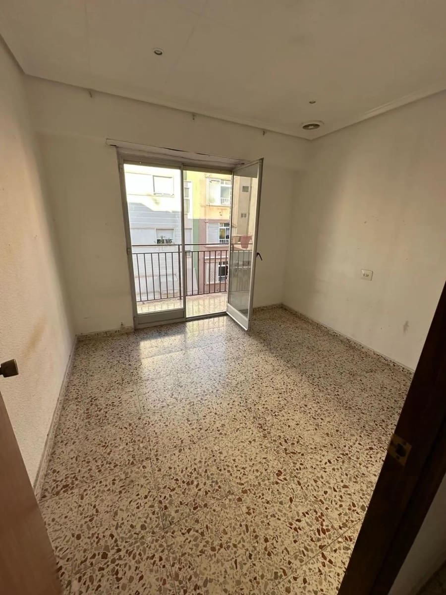 5 bedroom Flat for sale in Elche / Elx - € 165,000 (Ref: 9497218)