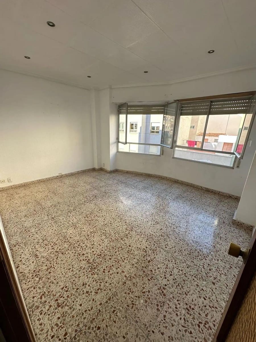 5 bedroom Flat for sale in Elche / Elx - € 165,000 (Ref: 9497218)
