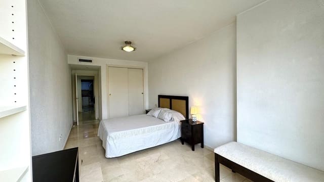 4 slaapkamer Appartement te huur in Alicante stad met garage - € 1.300 (Ref: 9608099)