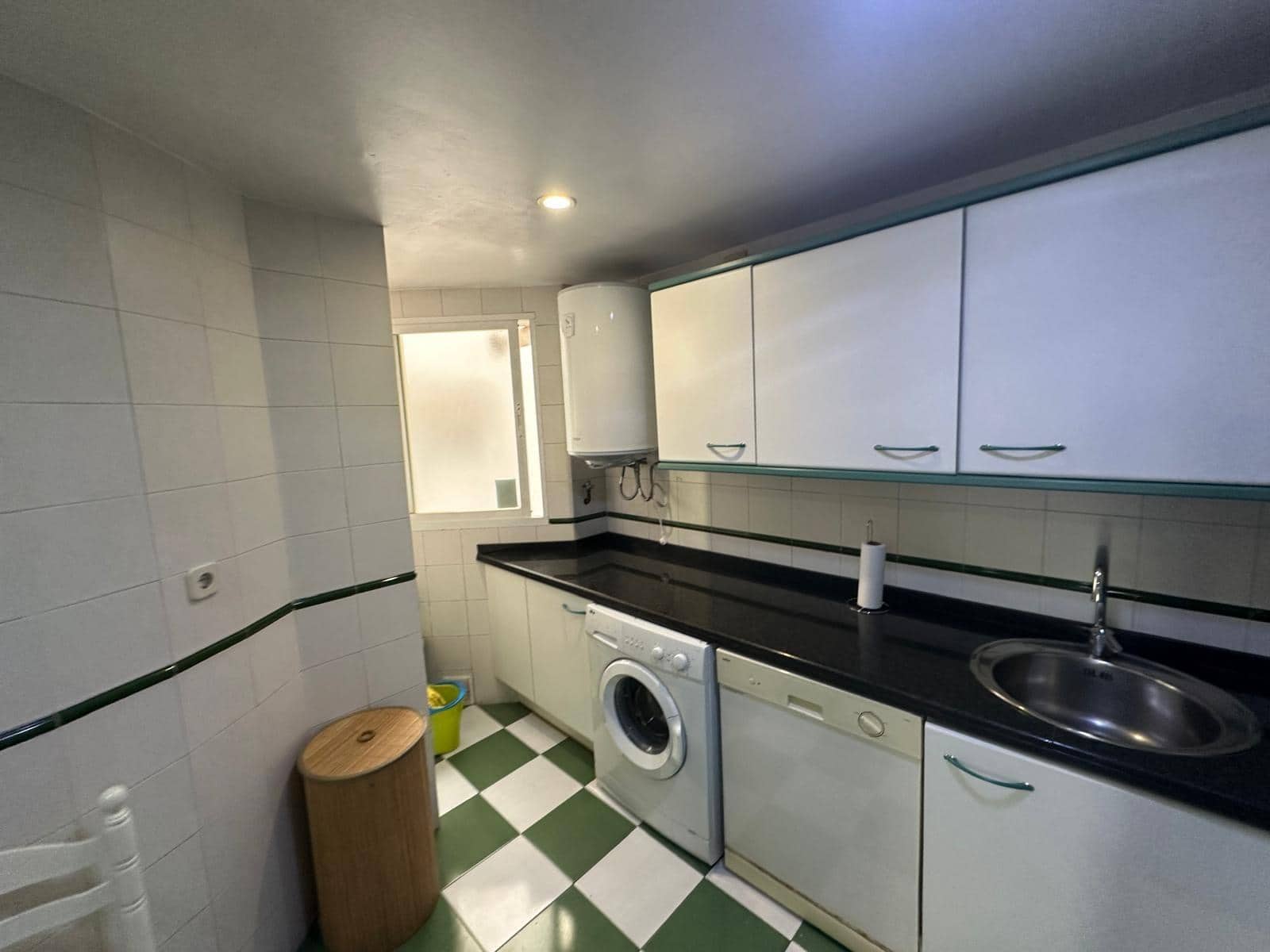 4 slaapkamer Appartement te huur in Alicante stad met garage - € 1.300 (Ref: 9608099)