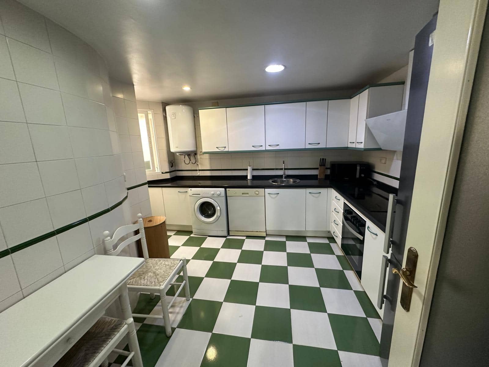 4 slaapkamer Appartement te huur in Alicante stad met garage - € 1.300 (Ref: 9608099)