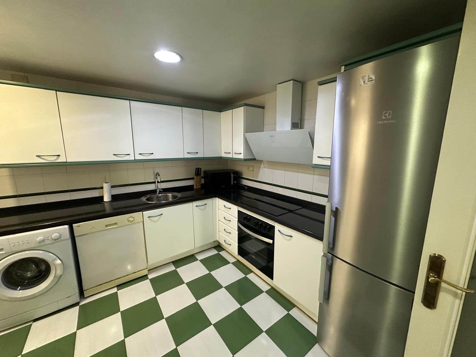 4 slaapkamer Appartement te huur in Alicante stad met garage - € 1.300 (Ref: 9608099)